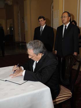 Firma Raúl libro de condolencias por las víctimas del terremoto de Japón.