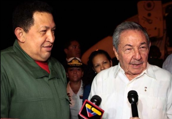 Raúl recibió a Chávez esta madrugada (+Foto)