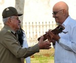Entregan réplica de machete mambí a intelectuales cubanos