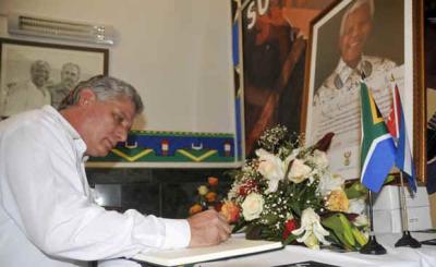 Díaz-Canel firmó libro de condolencias por muerte de Mandela