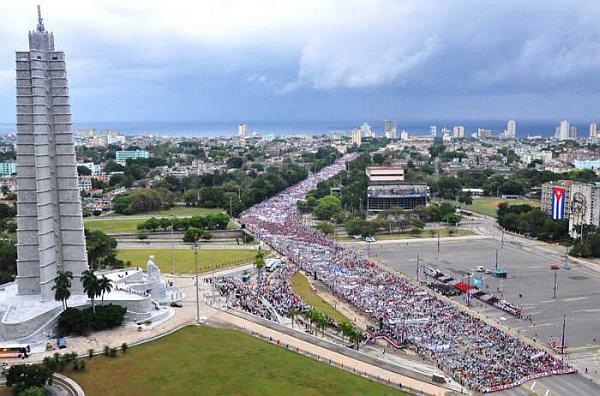 Encabeza Raúl desfile de los trabajadores cubanos en La Habana