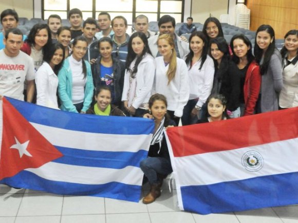 Médicos paraguayos graduados en Cuba regresan a su país con la esperanza de ejercer la profesión