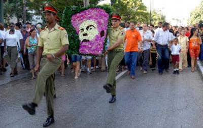 Cubanos rinden tributo al Comandante Camilo Cienfuegos
